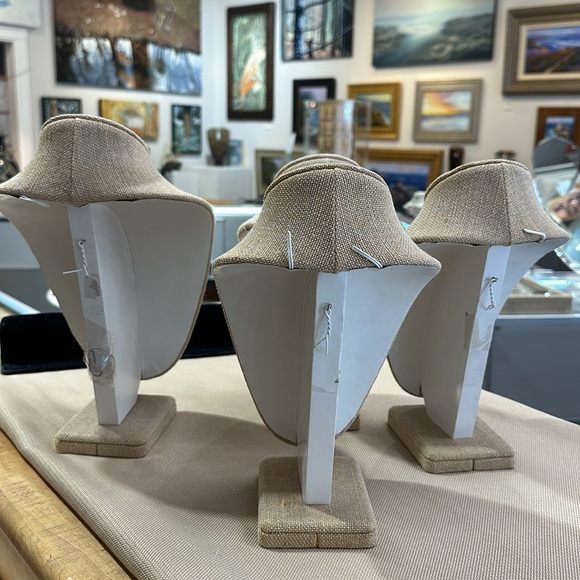 Five linen necklace displays - Picture 5 of 6